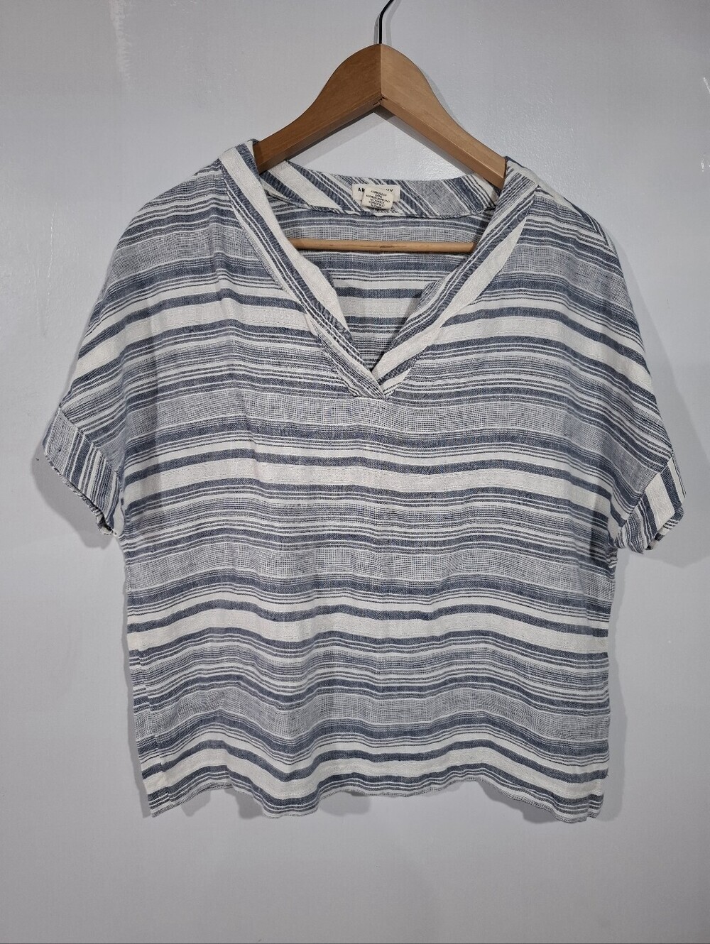 Artisan Ny Striped V-Neck Box Top in Blue and White 100% Linen Sz M Nautical